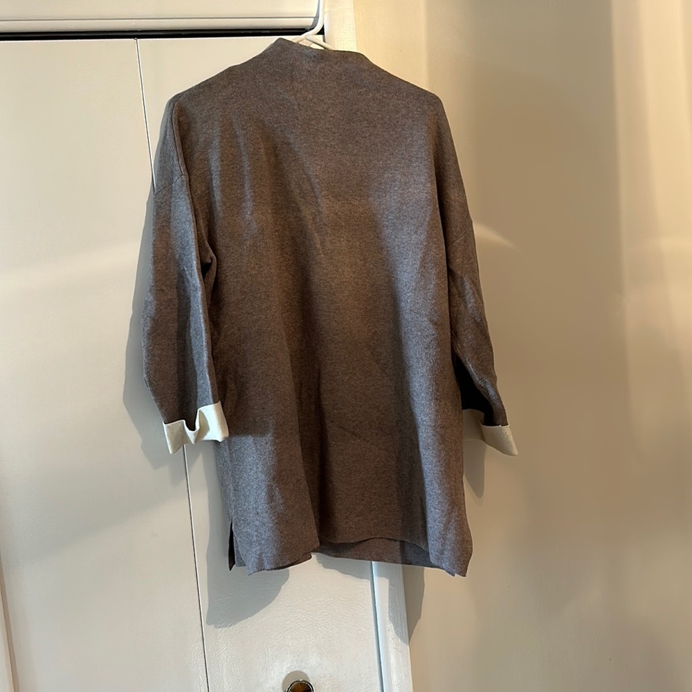 Tahari Mock neck sweater with white sleeve detail size XL